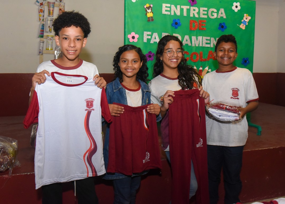 Prefeitura de Jupi inicia entrega do Novo Fardamento Escolar.